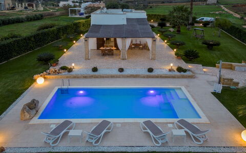 Villa Serena 4: Piscine, Thermes, Recours, Mobilier De Jardin, Caractéristique De L'Eau, Eco Hôtel, Parapluie, Biens, Meubles, Dalle