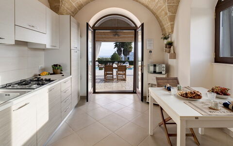 Villa Serena 4: Meubles, Design Intérieur, Sol, Cuisine, Table Cuisine Et Salle A Manger, Sol, Table, Comptoir, Appareil De Cuisine, Domicile