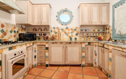 Villa Typha 10: Cuisine, Bois, Sol, Design Intérieur, Sol, Comptoir, Tuile, Pièce, Cabinetry, Appareil De Cuisine