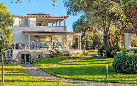 Villa Typha 10: Arbre, Domicile, Architecture, Maison, Zone Résidentielle, Biens, Arbuste, Manoir, Porche, Jardin