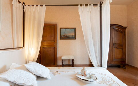 Casa del Duca 10: Meubles, Design Intérieur, Lit, Chambre, Bois, Pièce, Literie, Sol, Drap De Lit, Linge