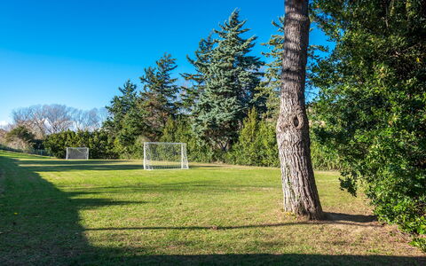 Villa Isotta 8+4: Bleu, Herbe, Arbre, Lot Terre, Pelouse, Prairie, Jardin, Aménagement Paysager, Mélèze, Parc