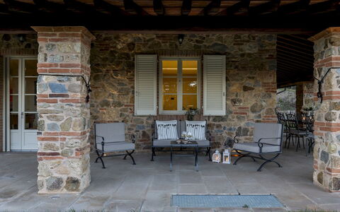 Villa Dada 10: Meubles, Porte, Mobilier De Jardin, Chaise, Porche, Brique, Dalle, Ombre, Patio, Mur De Pierre