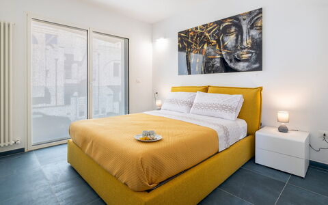 Villa Ristola 6: Lit, Design Intérieur, Chambre, Meubles, Sol, Drap De Lit, Sol, Literie, Pièce, Linge