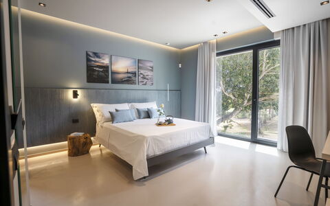 Villa Maria Paradiso 10: Meubles, Lit, Design Intérieur, Chambre, Sol, Sol, Literie, Plafond, Drap De Lit, Domicile