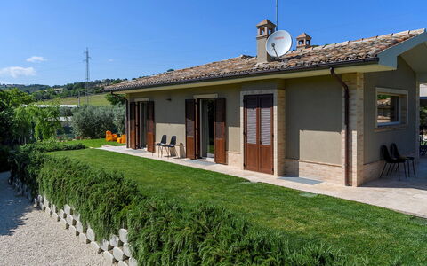 Villino le Moie 4+2: Maison, Domicile, Toit, Arbuste, Chalet, Zone Résidentielle, Porte, Lot Terre, Jardin