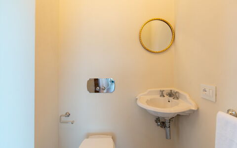 Villa Krisztina 10: Lavabo, Salle De Bains, Mur, Luminaire Plomberie, Design Intérieur, Évier, Robinet, Plomberie, Sol, Miroir