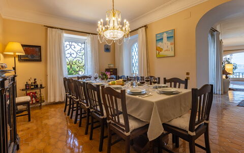 Villa Carina 12: Meubles, Design Intérieur, Table, Plafond, Table Cuisine Et Salle A Manger, Salle À Manger, Chaise, Pièce, Éclairage, Sol