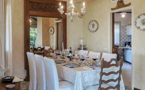 Villa del Prato 8: Meubles, Design Intérieur, Table, Chaise, Salle À Manger, Table Cuisine Et Salle A Manger, Plafond, Lustre, Pièce, Éclairage