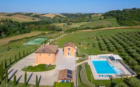 Podere Terranuova 10+2: Piscine, Biens, Loisir, Recours, Pelouse, Hacienda, Villa, Ferme, Cour, Aménagement Paysager