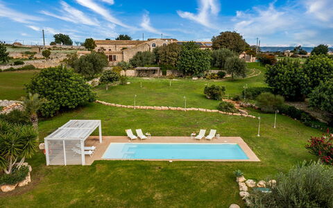 Villa Ramunna 6: Piscine, Paysage, Biens, Jardin, Pelouse, Ferme, Recours, Hacienda, Villa, Aménagement Paysager