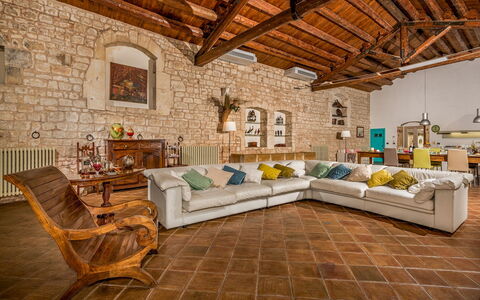 Villa Ramunna 6: Meubles, Mur, Design Intérieur, Sol, Canapé, Bois, Sol, Plafond, Salon, Pièce
