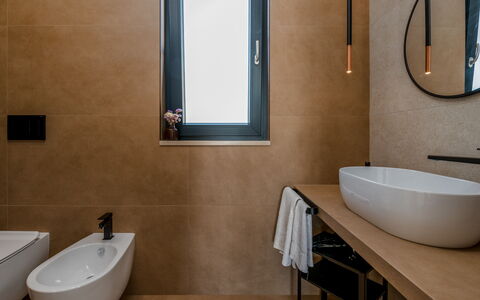 Kapoka 6: Mur, Sol, Sol, Luminaire Plomberie, Salle De Bains, Design Intérieur, Lavabo, Marron, Évier, Miroir