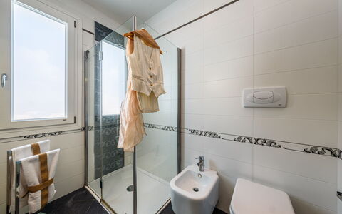 Dimora Solaris 6: Sol, Luminaire Plomberie, Sol, Salle De Bains, Design Intérieur, Plomberie, Robinet, Tuile, Toilette