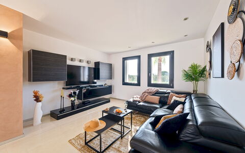 Dimora Solaris 6: Meubles, Design Intérieur, Canapé, Sol, Mur, Salon, Bois, Plafond, Pièce, Domicile