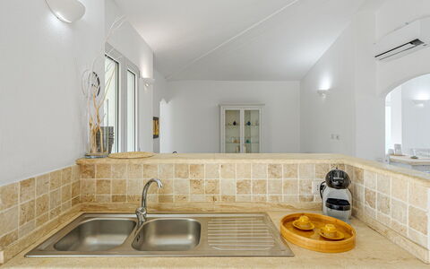 Villa la Maddalena 6+2: Mur, Design Intérieur, Sol, Plafond, Comptoir, Sol, Luminaire Plomberie, Pièce, Éclairage, Cuisine