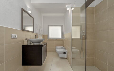 Villa la Maddalena 6+2: Salle De Bains, Design Intérieur, Sol, Luminaire Plomberie, Mur, Sol, Lavabo, Évier, Toilette, Plafond