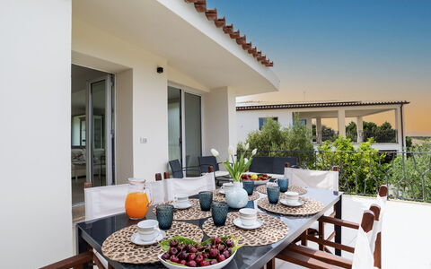 Villa la Maddalena 6+2: Meubles, Domicile, Chaise, Appartement, Mobilier De Jardin, Table Cuisine Et Salle A Manger, Porte, Balcon, Tableau De Plein Air, Ombre