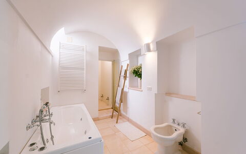 Villa dei Glicini 8+2: Mur, Sol, Luminaire Plomberie, Sol, Salle De Bains, Design Intérieur, Baignoire, Plafond, Éclairage, Plomberie