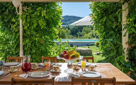 Casale delle Farfalle 12: Meubles, Table, Vaisselle, Chaise, Table Cuisine Et Salle A Manger, Nappe De Table, Aliments, Tableau De Plein Air, Serveware, Mobilier De Jardin