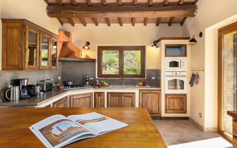 Poggio delle Lumie 6: Meubles, Design Intérieur, Cuisine, Bois, Sol, Comptoir, Domicile, Cabinetry, Plafond, Appareil De Cuisine