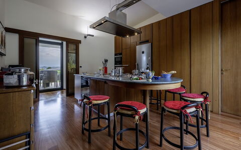 Villa Amyra 6+2: Meubles, Design Intérieur, Sol, Bois, Cuisine, Sol, Table, Plafond, Éclairage, Chaise