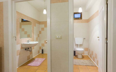 Villa Arbeio 8+6: Sol, Mur, Sol, Luminaire Plomberie, Salle De Bains, Design Intérieur, Plafond, Toilette, Plomberie, Pièce
