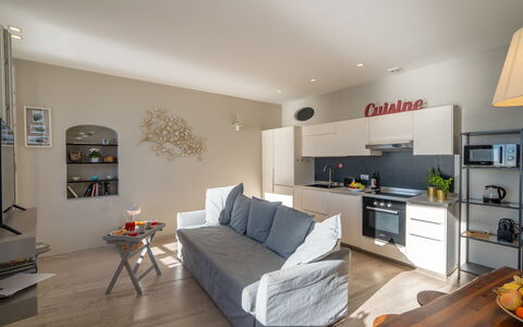 Aurora 2+2: Meubles, Design Intérieur, Sol, Pièce, Sol, Bois, Plafond, Canapé, Textile, Éclairage