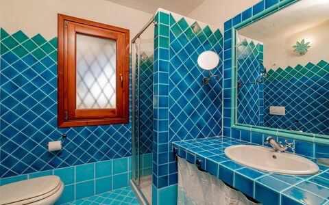 Villa Pitrizzina 8: Bleu, Design Intérieur, Sol, Sol, Luminaire Plomberie, Tuile, Plafond, Robinet, Salle De Bains, Plomberie