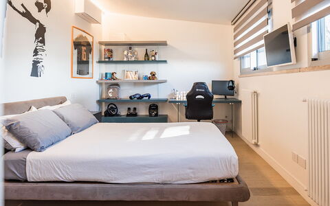Villa Giulia 8: Meubles, Lit, Design Intérieur, Chambre, Literie, Drap De Lit, Mur, Sol, Sol, Pièce