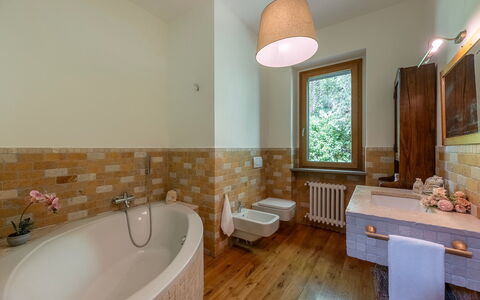 Villa Il Ritiro 8: Mur, Design Intérieur, Sol, Luminaire Plomberie, Sol, Salle De Bains, Plafond, Robinet, Pièce, Plomberie
