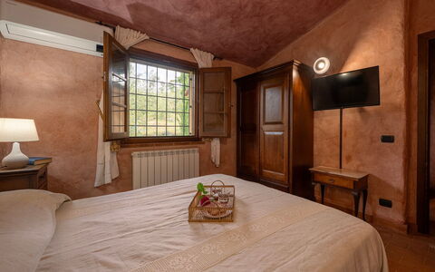 Colle Calzolaro 8: Mur, Meubles, Chambre, Lit, Domicile, Pièce, Drap De Lit, Literie, Cadre De Lit, Plafond