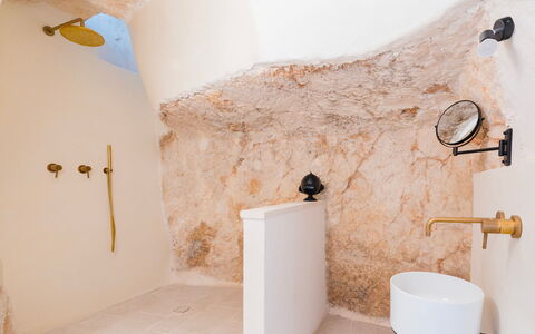 Masseria Grotta Antica 6+2: Mur, Luminaire Plomberie, Plomberie, Salle De Bains, Robinet, Luminaire, Baignoire, Tuile, Évier