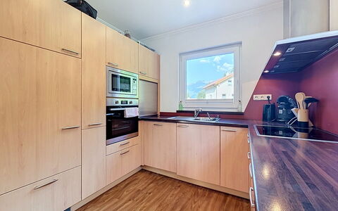 Ferienhaus Siegele: Sol, Appareil De Cuisine, Design Intérieur, Cuisine, Comptoir, Sol, Cabinetry, Principaux Appliance, Bois, Meubles