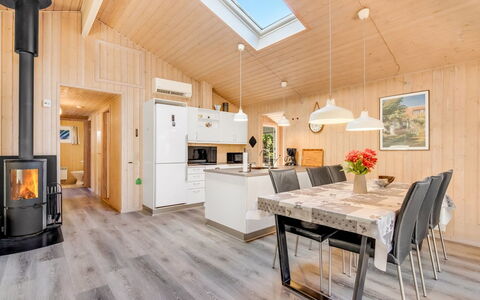 Liina - 3Km from the Sea: Bois, Plafond, Design Intérieur, Sol, Domicile, Pièce, Parquet, Meubles, Sol, Table Cuisine Et Salle A Manger