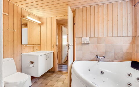 Liina - 3Km from the Sea: Luminaire Plomberie, Salle De Bains, Sol, Sol, Bois, Design Intérieur, Lavabo, Baignoire, Plafond, Évier