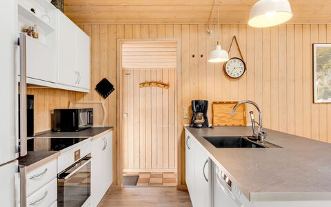 Liina - 3Km from the Sea: Cuisine, Bois, Sol, Comptoir, Appareil De Cuisine, Design Intérieur, Meubles, Principaux Appliance, Cabinetry, Sol