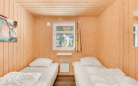 Liina - 3Km from the Sea: Bois, Chambre, Sol, Design Intérieur, Sol, Plafond, Tache De Bois, Lit, Pièce, Planche