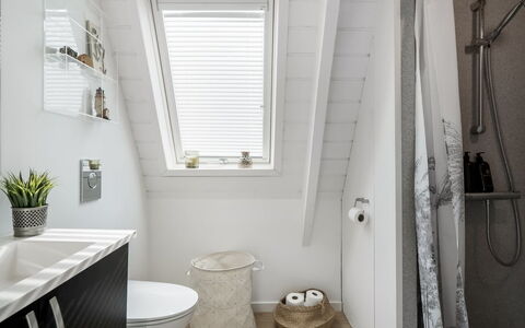 Elida - 18Km to the Fjord: Luminaire Plomberie, Design Intérieur, Sol, Sol, Plafond, Plomberie, Salle De Bains, Évier, Robinet, Toilette
