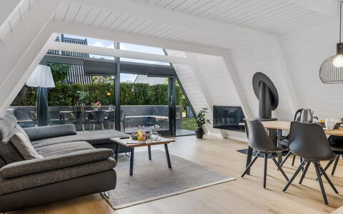 Elida - 18Km to the Fjord: Bois, Meubles, Design Intérieur, Sol, Plafond, Parquet, Sol, Chaise, Dur, Salon