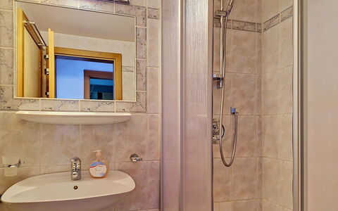 Arzl im Pitztal 15: Salle De Bains, Luminaire Plomberie, Sol, Lavabo, Sol, Design Intérieur, Évier, Robinet, Plomberie, Miroir