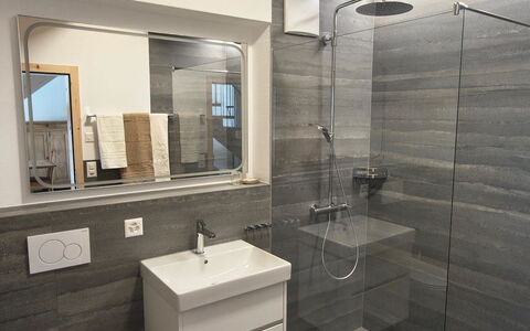 Ferienwohnung Schof: Sol, Luminaire Plomberie, Sol, Bois, Lavabo, Salle De Bains, Évier, Design Intérieur, Armoire De Toilette, Toilette