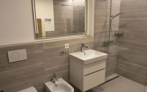 Ferienwohnung Schof: Sol, Sol, Siège De Toilette, Luminaire Plomberie, Salle De Bains, Toilette, Design Intérieur, Évier, Lavabo, Plomberie