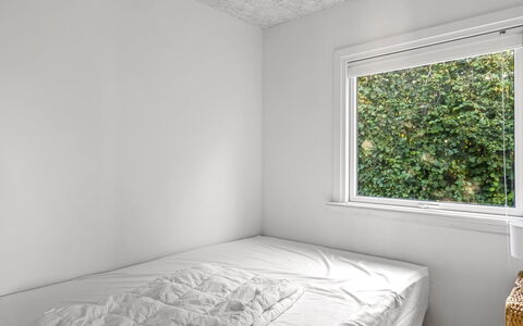 Kora - 300M from the Sea: Mur, Plafond, Design Intérieur, Chambre, Sol, Drap De Lit, Literie, Daylighting, Lit