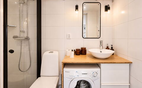 Solgläntan: Salle De Bains, Luminaire Plomberie, Design Intérieur, Évier, Lavabo, Sol, Armoire De Toilette, Sol, Robinet, Toilette