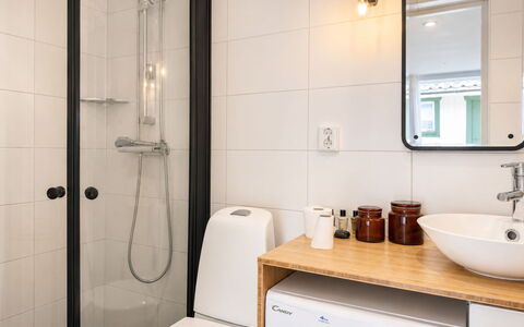 Solgläntan: Salle De Bains, Design Intérieur, Luminaire Plomberie, Lavabo, Sol, Miroir, Évier, Sol, Robinet, Armoire De Toilette
