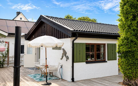 Solgläntan: Toit, Maison, Chalet, Porte, Domicile, Siding, Ombre, Cour, Batiments Jardin, Conception