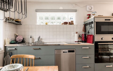 Solgläntan: Appareil De Cuisine, Cuisine, Comptoir, Meubles, Cabinetry, Principaux Appliance, Design Intérieur, Électroménager, Tiroir, Sol