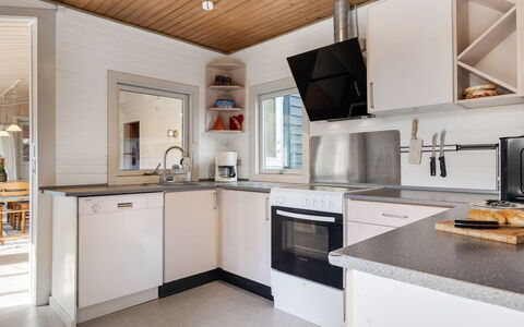 Hedwig - 120M to the Fjord: Cuisine, Comptoir, Appareil De Cuisine, Principaux Appliance, Design Intérieur, Bois, Sol, Plafond, Cabinetry, Électroménager