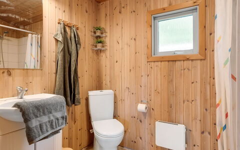 Hedwig - 120M to the Fjord: Mur, Sol, Bois, Sol, Design Intérieur, Luminaire Plomberie, Plafond, Salle De Bains, Pièce, Toilette